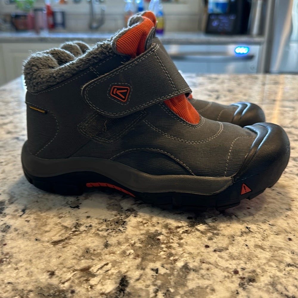 Boys keen boots size 3